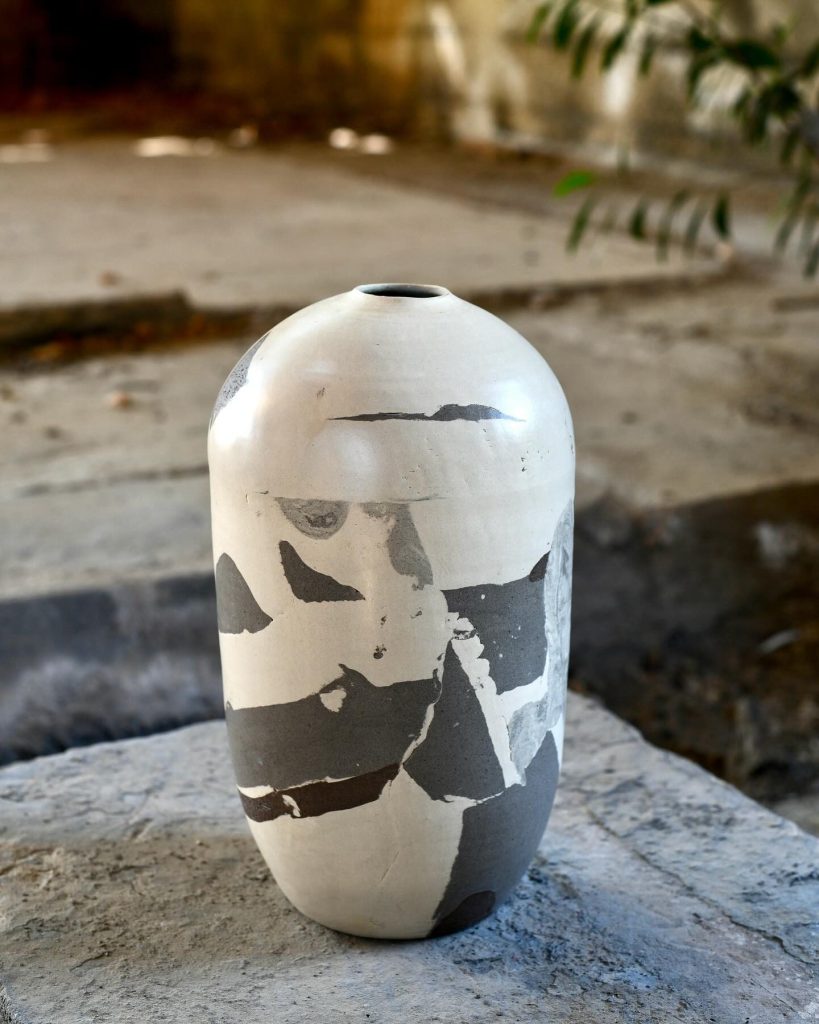 Vase en terres blanche et grise