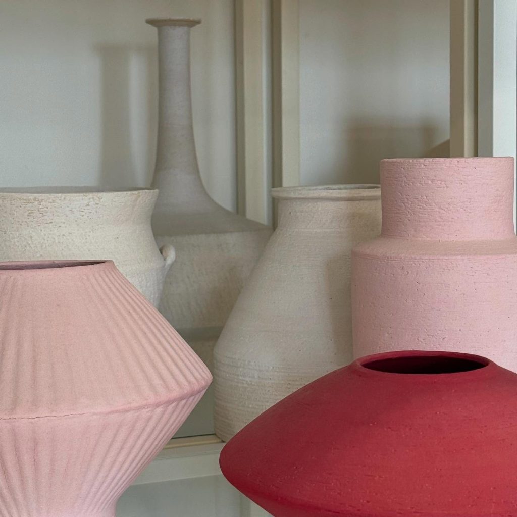 Vases mats blancs, roses et rouge