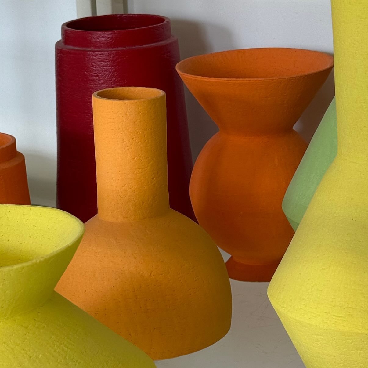 Vases mats rouge, orange et jaune