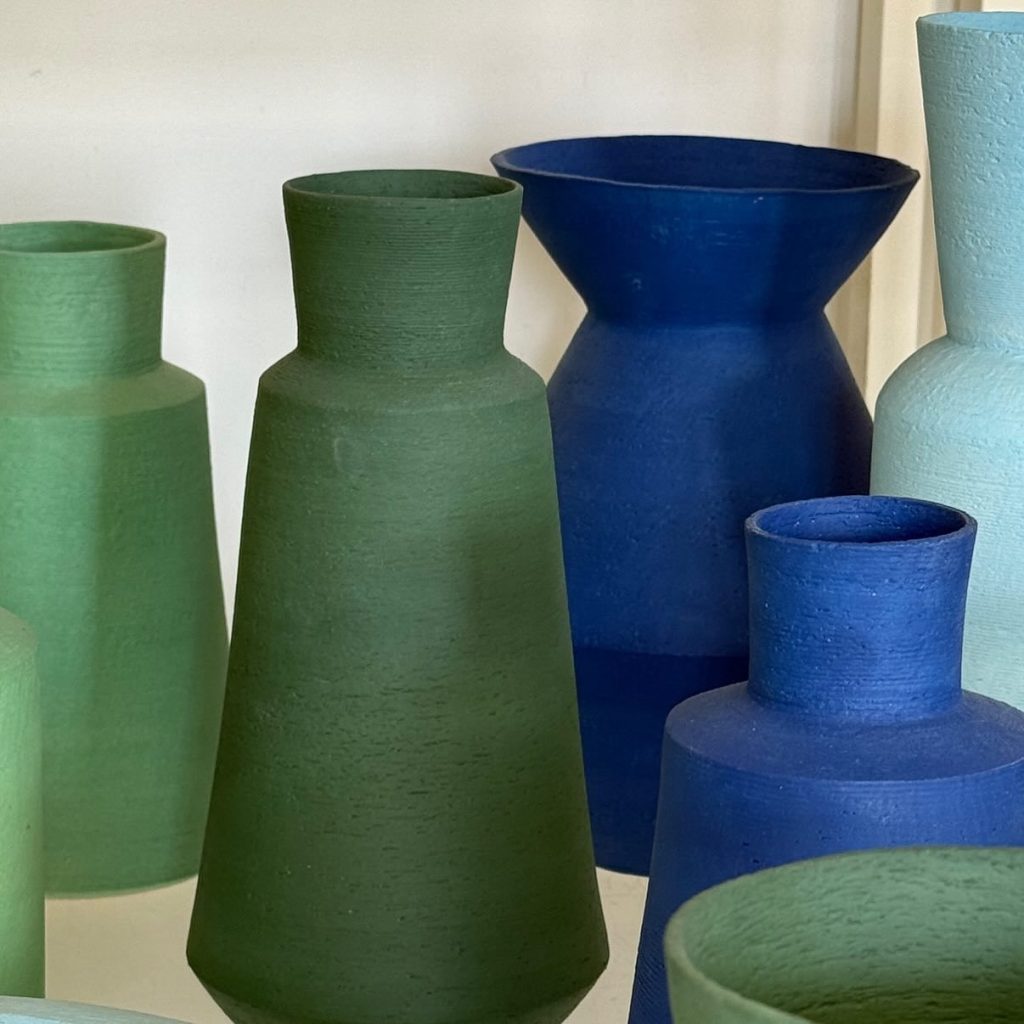 Vases mats verts et bleus